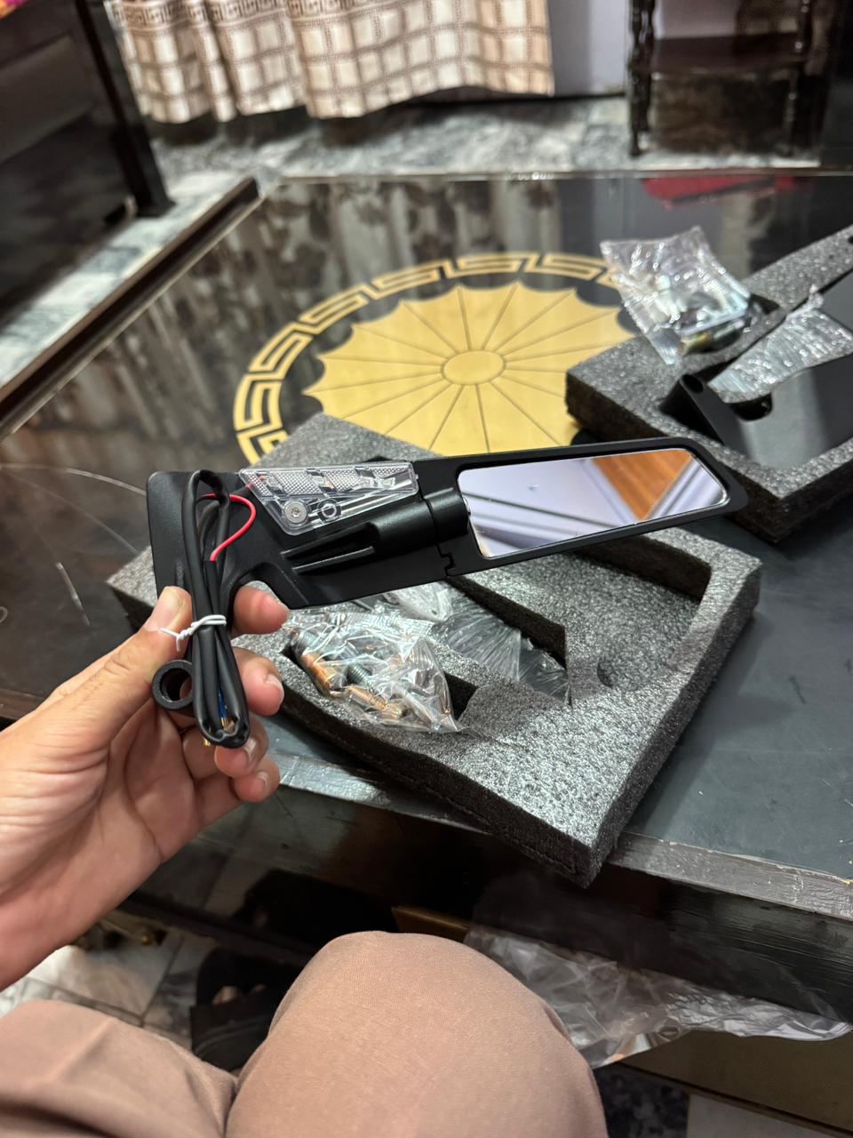 Wings mirror with indicator